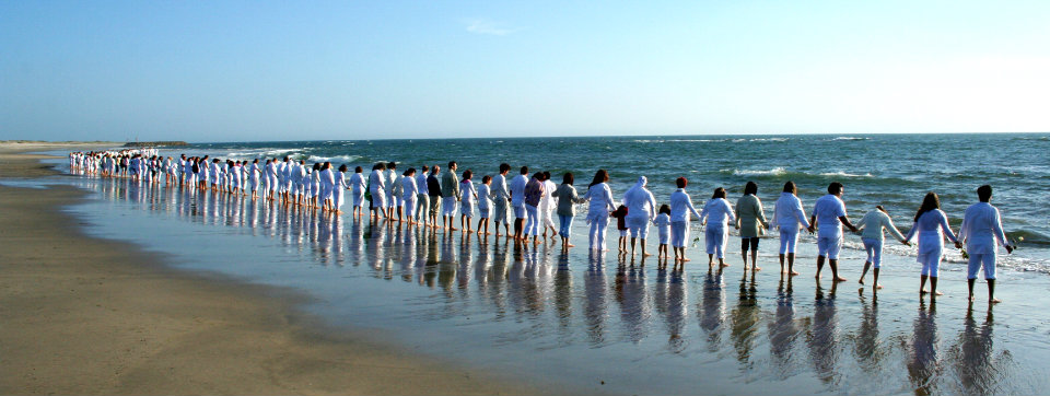 Filhos da casa de mãos dadas à beira-mar